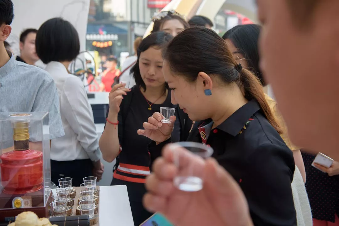 春熙路上最大酒瓶诞生记：一场高端白酒的破圈狂欢