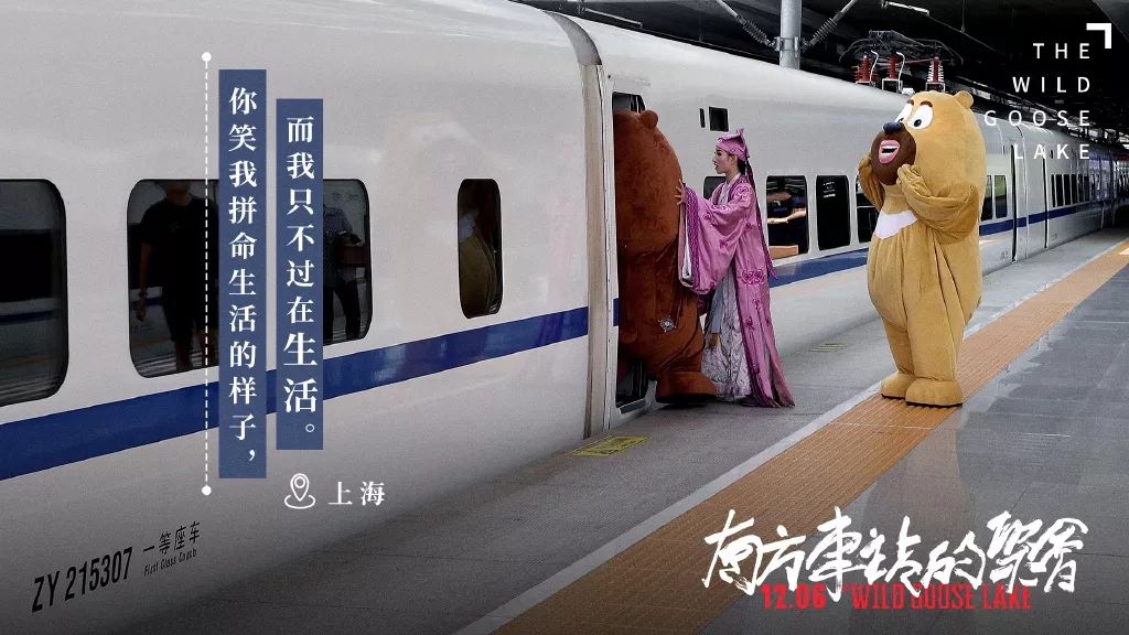 这部电影海报设计风格明显，氛围感强！
