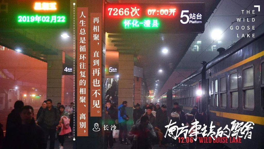 这部电影海报设计风格明显，氛围感强！