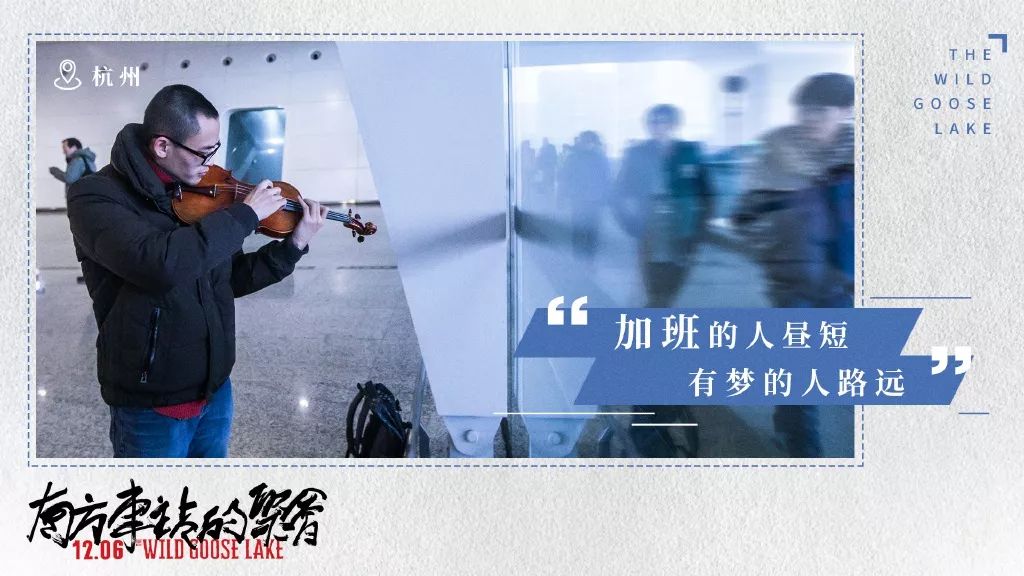 这部电影海报设计风格明显，氛围感强！