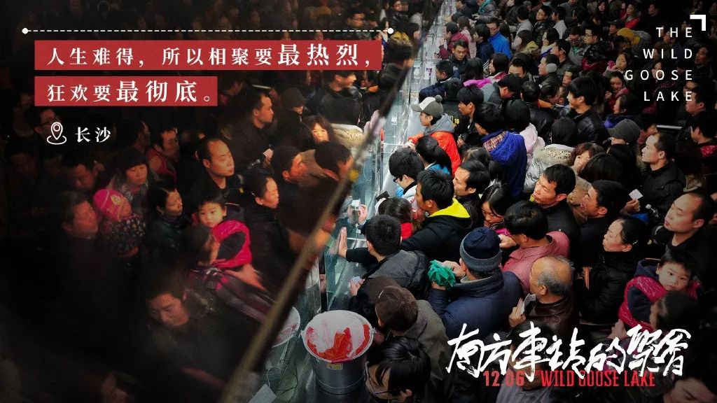 这部电影海报设计风格明显，氛围感强！