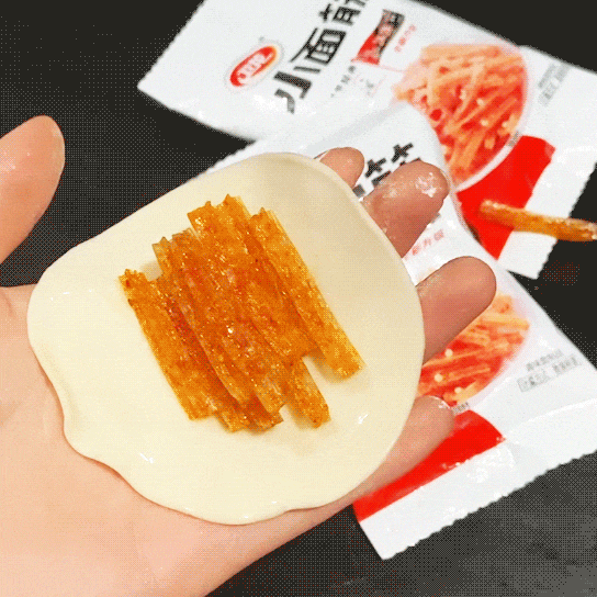 卫龙一桌辣条年夜饭，太太太太太上头！
