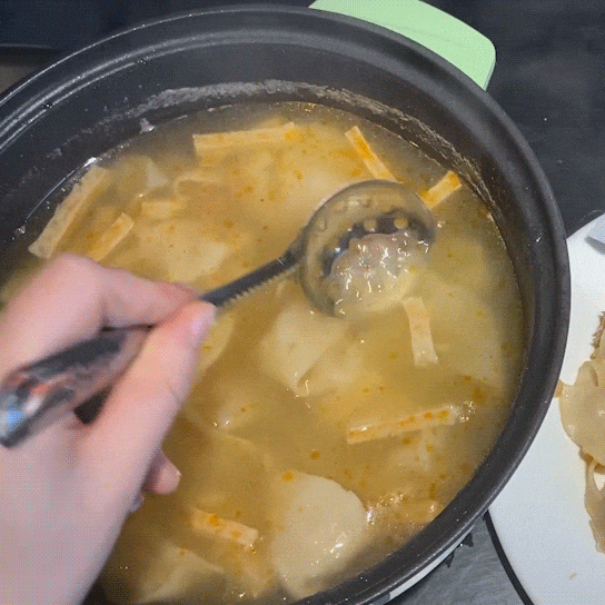 卫龙一桌辣条年夜饭，太太太太太上头！
