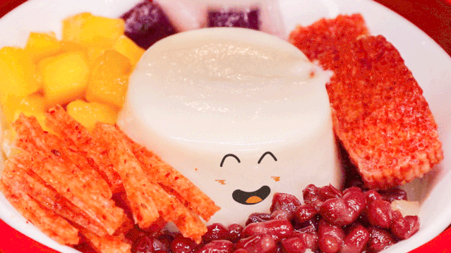 卫龙一桌辣条年夜饭，太太太太太上头！