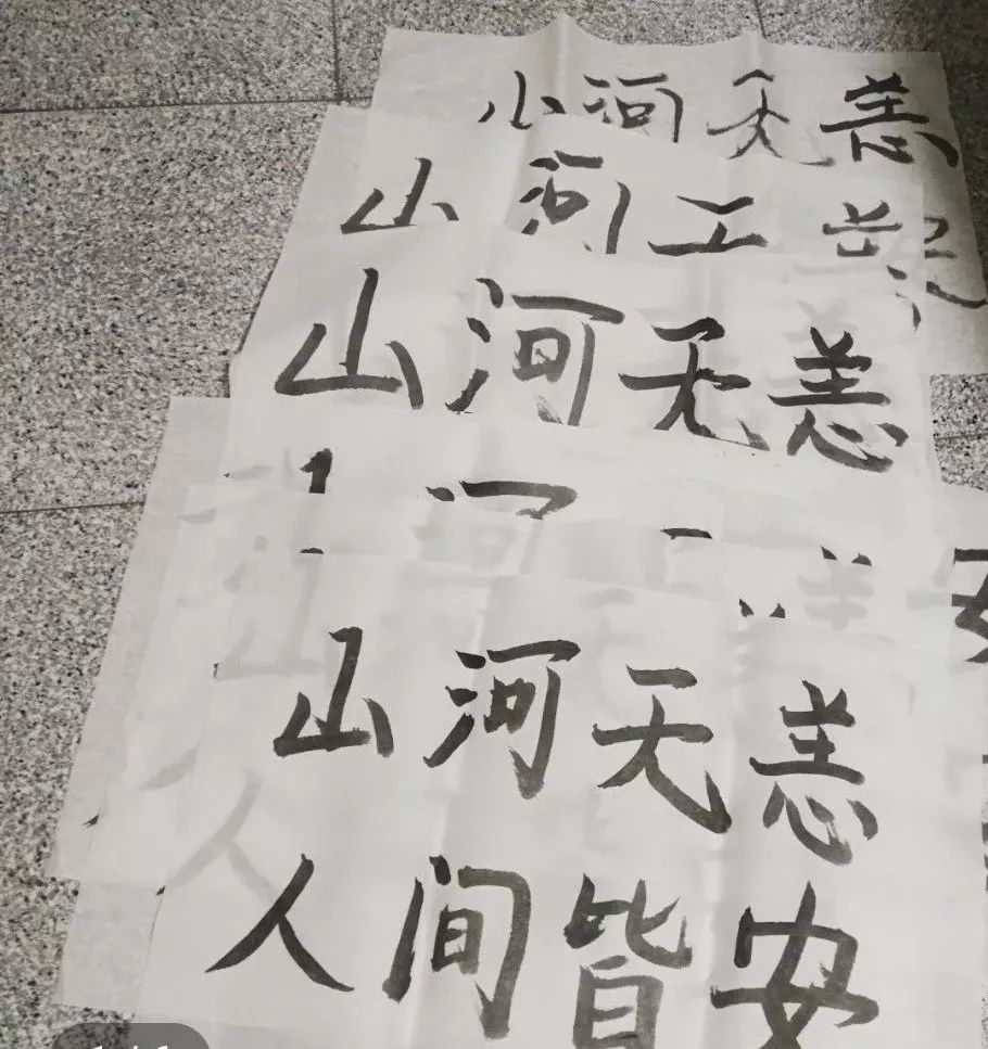 网友手写的加油文案，暖心了！