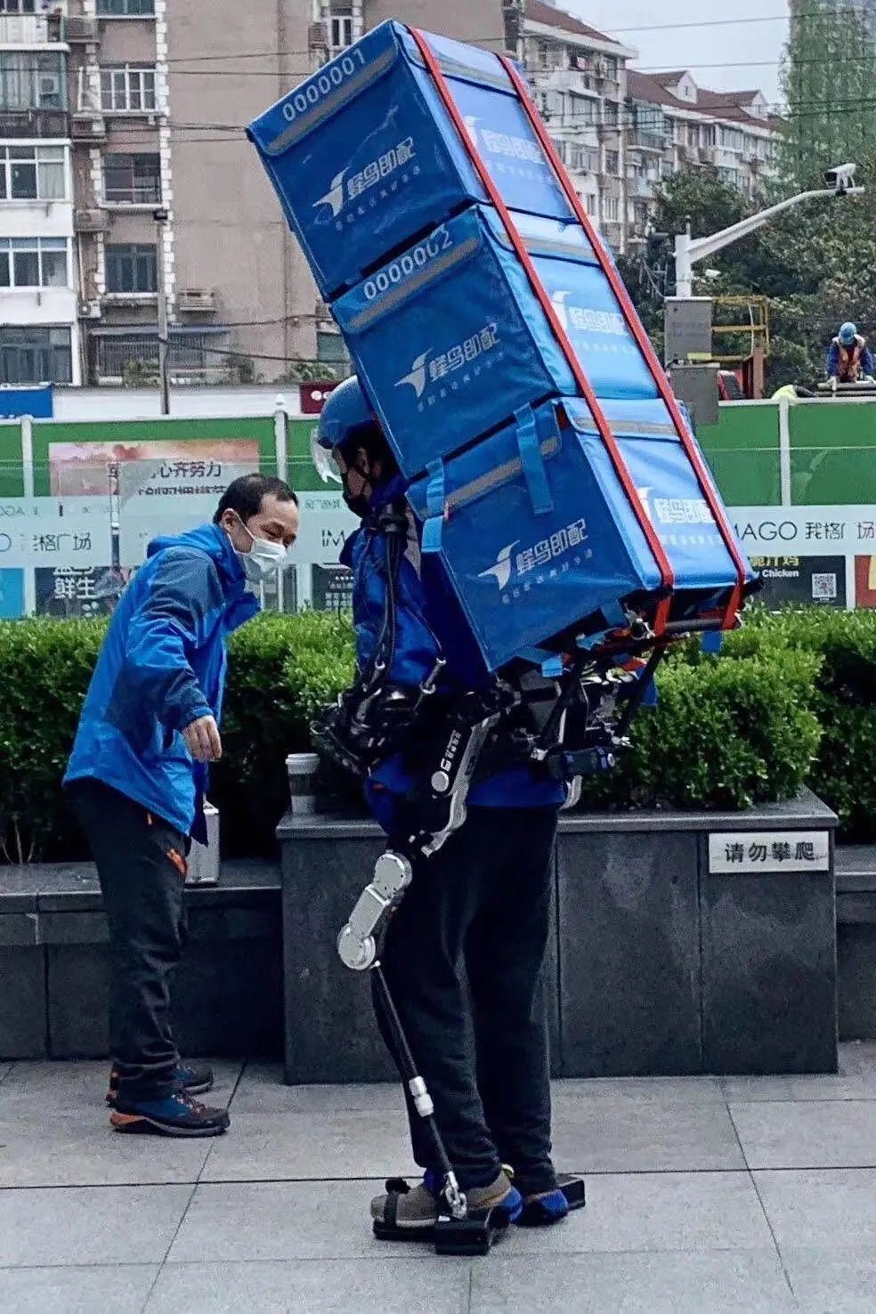 “机甲战士装”外卖小哥登场，这设计酷啊！