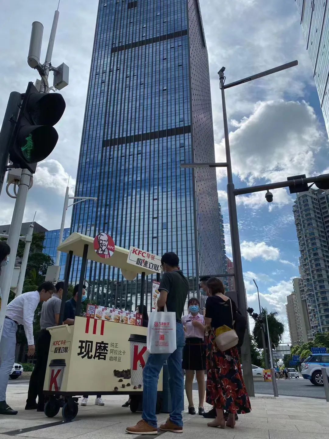 麦当劳肯德基入局地摊经济，这给我们带来哪些启示？