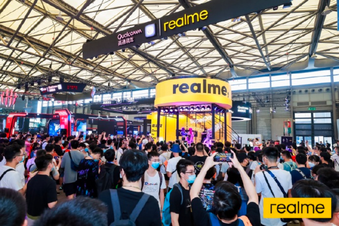 人民日报x科技潮牌realme，玩转潮流，走进年轻人的世界。