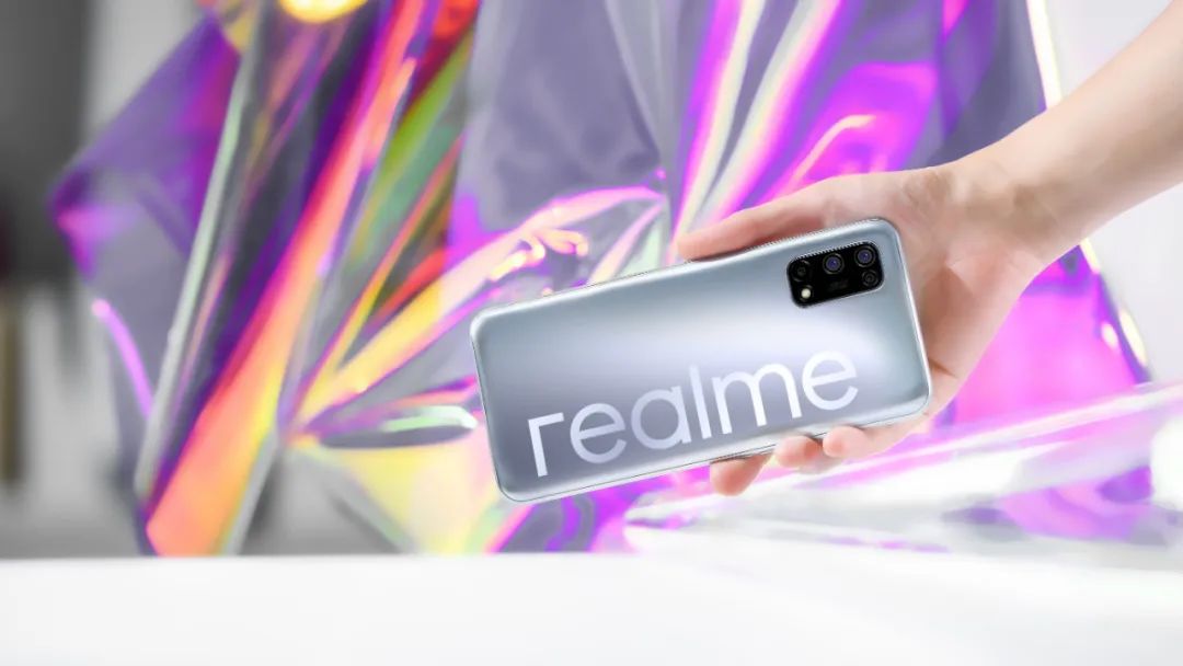 人民日报x科技潮牌realme，玩转潮流，走进年轻人的世界。