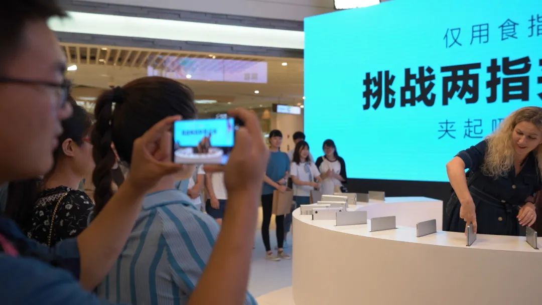 “两指夹笔记本挑战”24小时引爆社交平台，华为，真有你的！