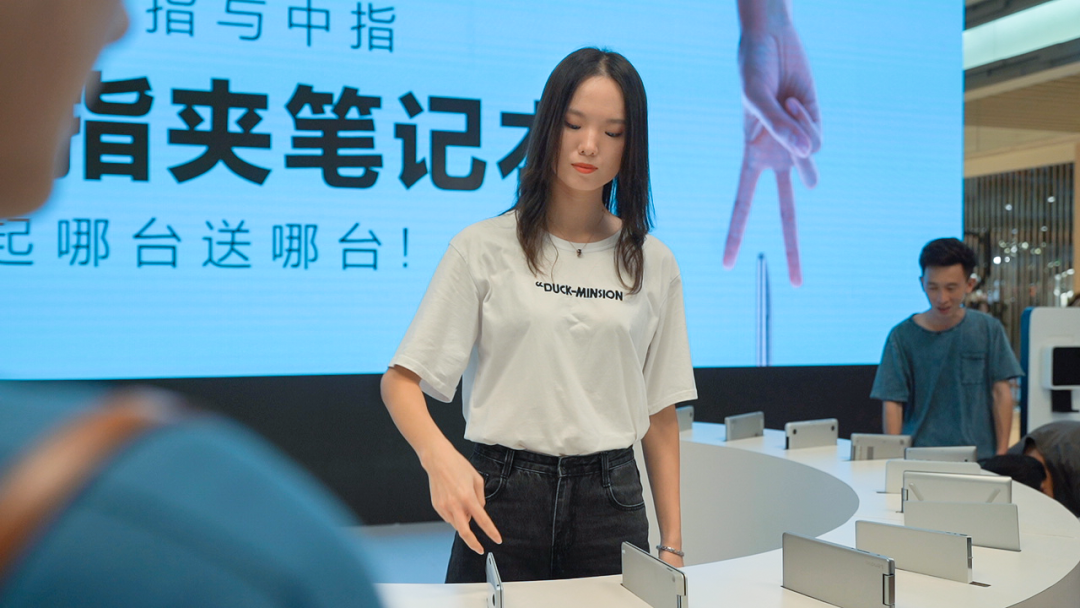 “两指夹笔记本挑战”24小时引爆社交平台，华为，真有你的！