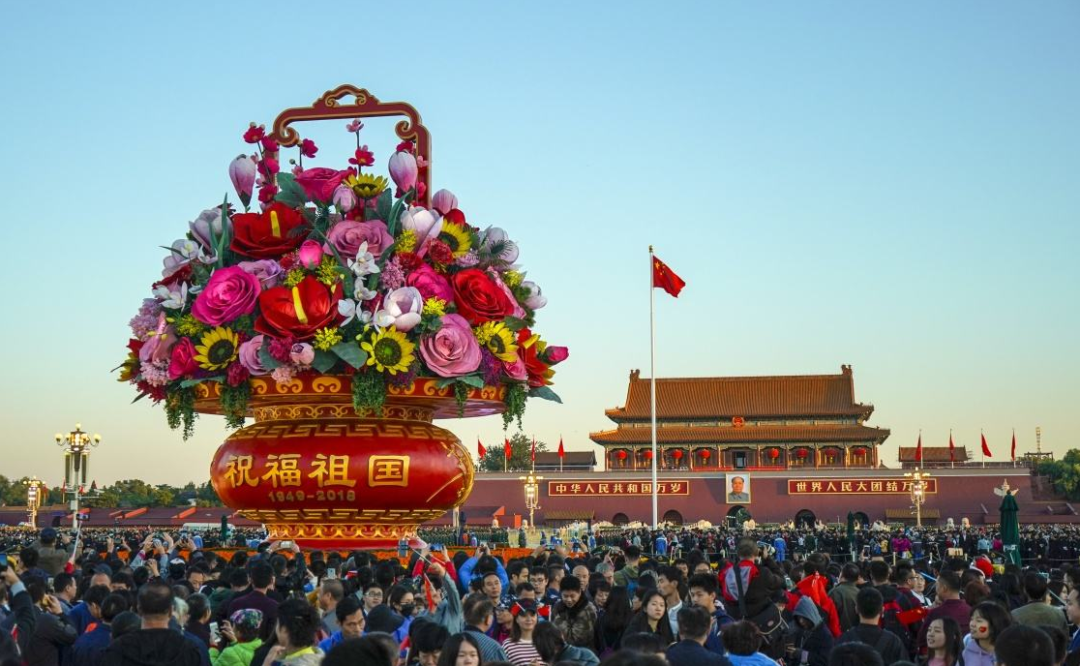审美之谜：为什么国庆大花篮，年年都这么“土”？
