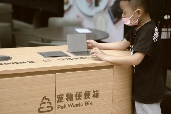 喜茶全国第一家“宠物店” 来了！网友：带狗子去相亲...