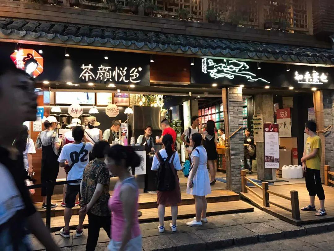 自带热搜，茶颜悦色火爆全国背后到底有何魔力？