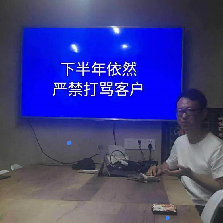 天与空创意节现场又撒人民币又喝酒，太疯了！我喜欢