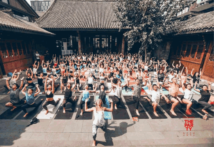 1条瑜伽裤卖1000块 | lululemon不花钱做广告的 7 种办法 