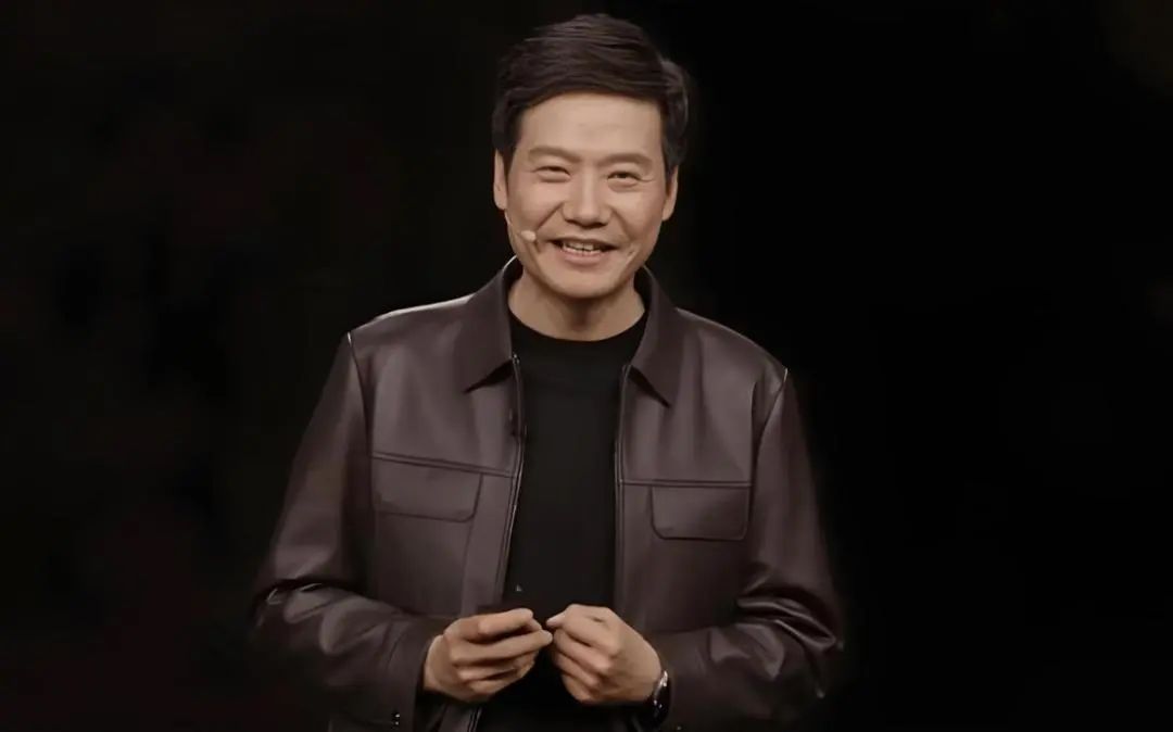 7、雷军穿着皮衣.jpg