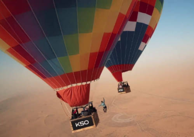 红米：300 米高空挑战热气球走扁带