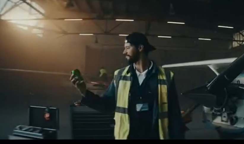 乐堡啤酒广告：远在他乡的啤酒，竟一分钟送到你面前！