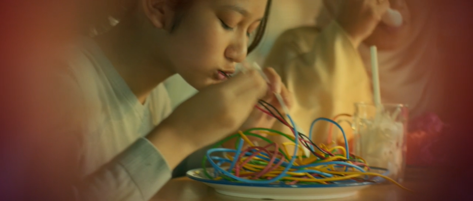 泰国环保广告：望远镜的世界里，他们竟然在吃塑料