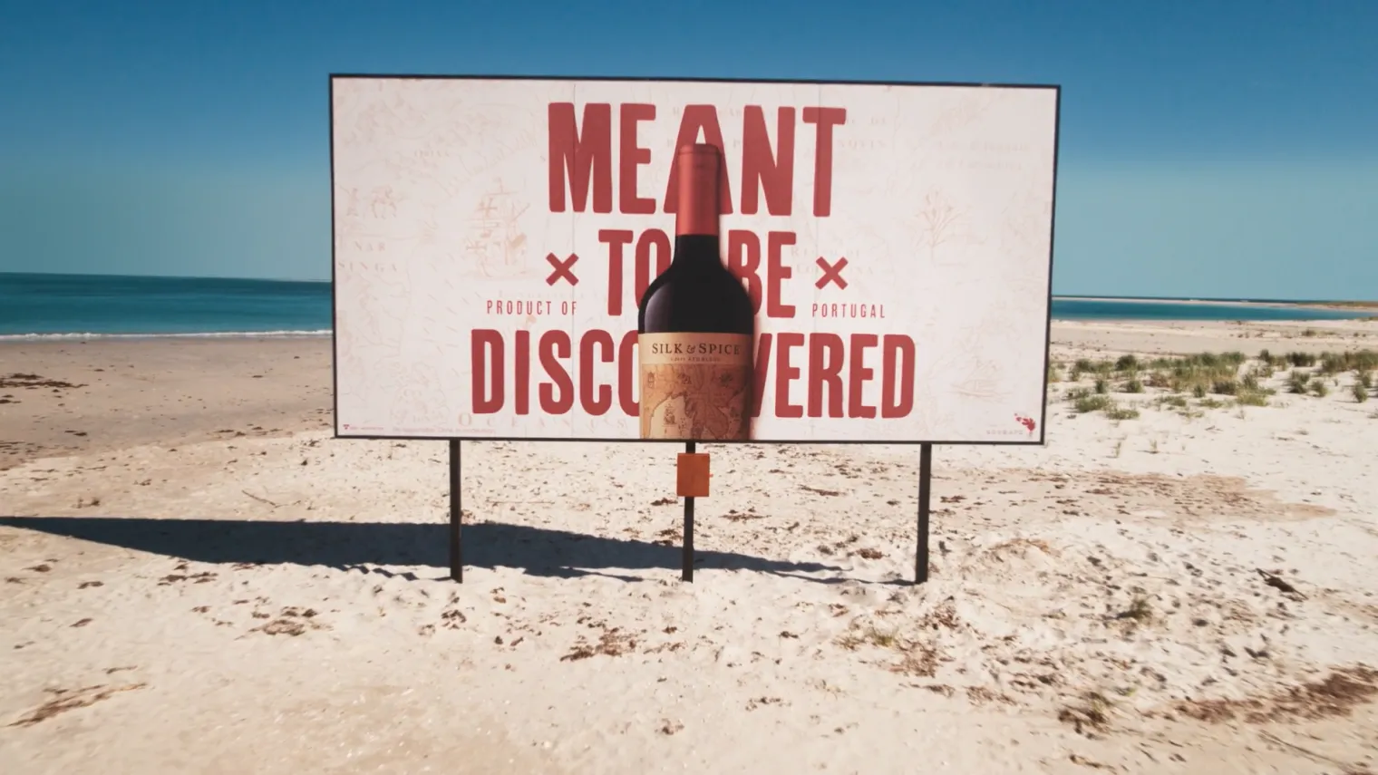 葡萄牙红酒品牌，在荒岛上建了一块有礼物的广告牌