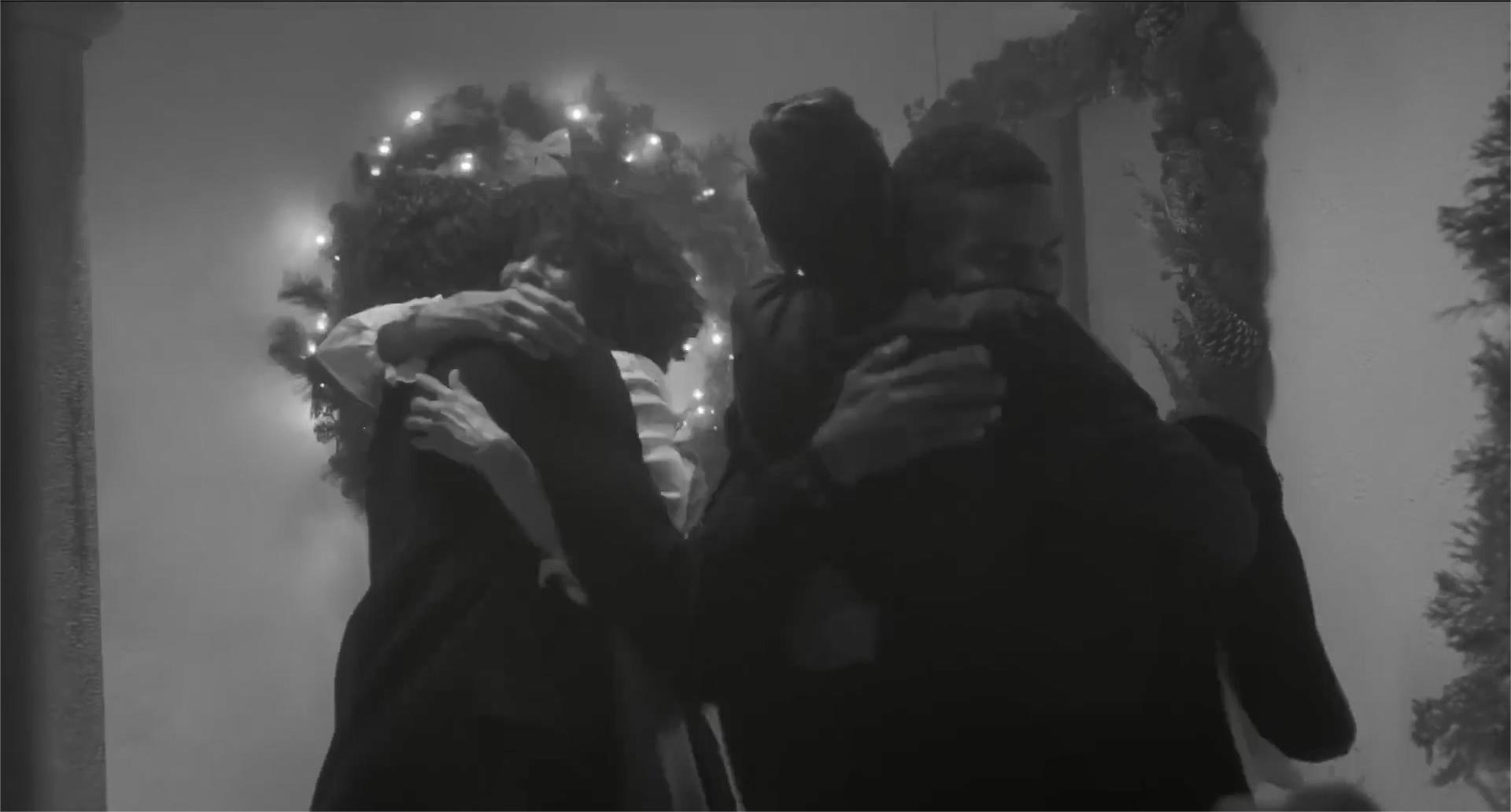 奔驰圣诞节黑白短片：爱融于一个个拥抱