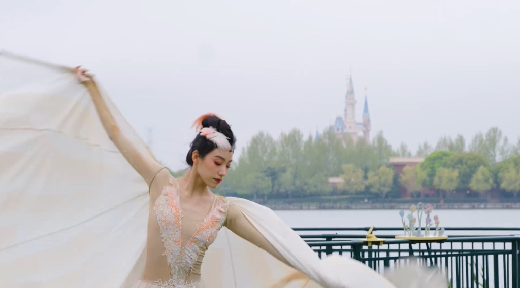 上海迪士尼 × 舞剧《朱鹮》：世界地球日，呼唤永久的珍惜