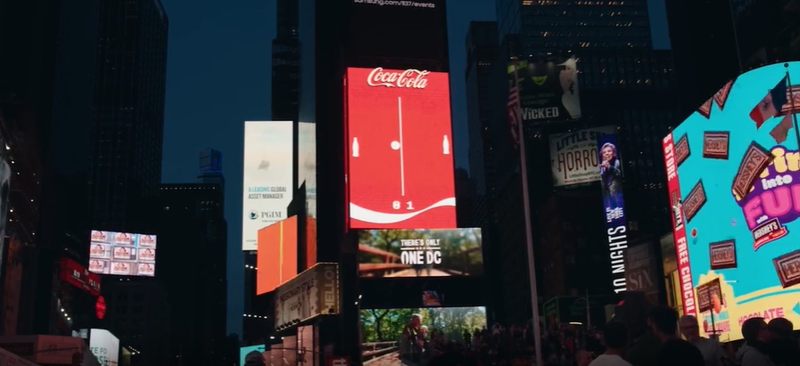 可口可乐户外广告牌，用超大屏玩双人游戏