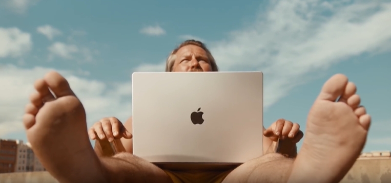 MacBook Pro夏日广告：用科技轻松对抗“日常小烦恼”