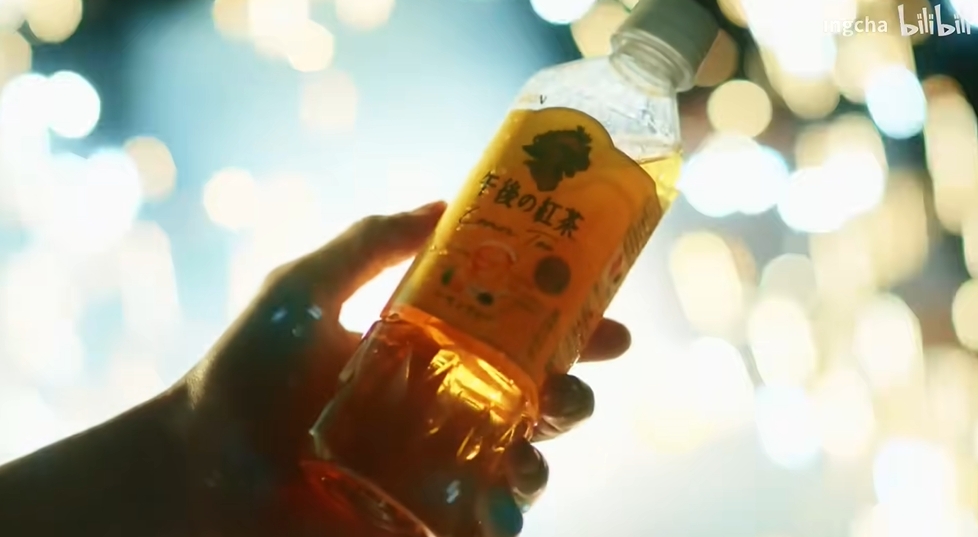 透明夏日中的一杯红茶时光